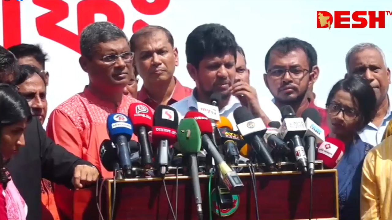 ঢাকেশ্বরী মন্দিরে বক্তব্য দিচ্ছেন প্রধান উপদেষ্টার বিশেষ সহকারী মাহফুজ আলম।