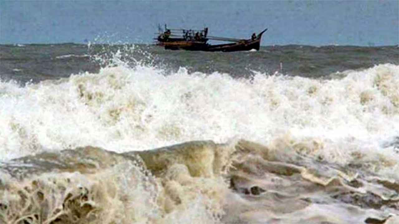 মিয়ানমার থেকে বাংলাদেশি মাছ ধরার ট্রলারে গুলি, নিহত ১