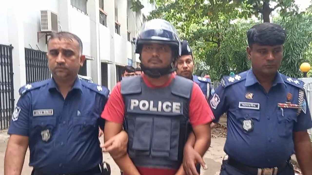 গ্রেপ্তার সম্রাট ফেনী সদর উপজেলার শর্শদি ইউনিয়ন ছাত্রলীগের সাধারণ সম্পাদক।