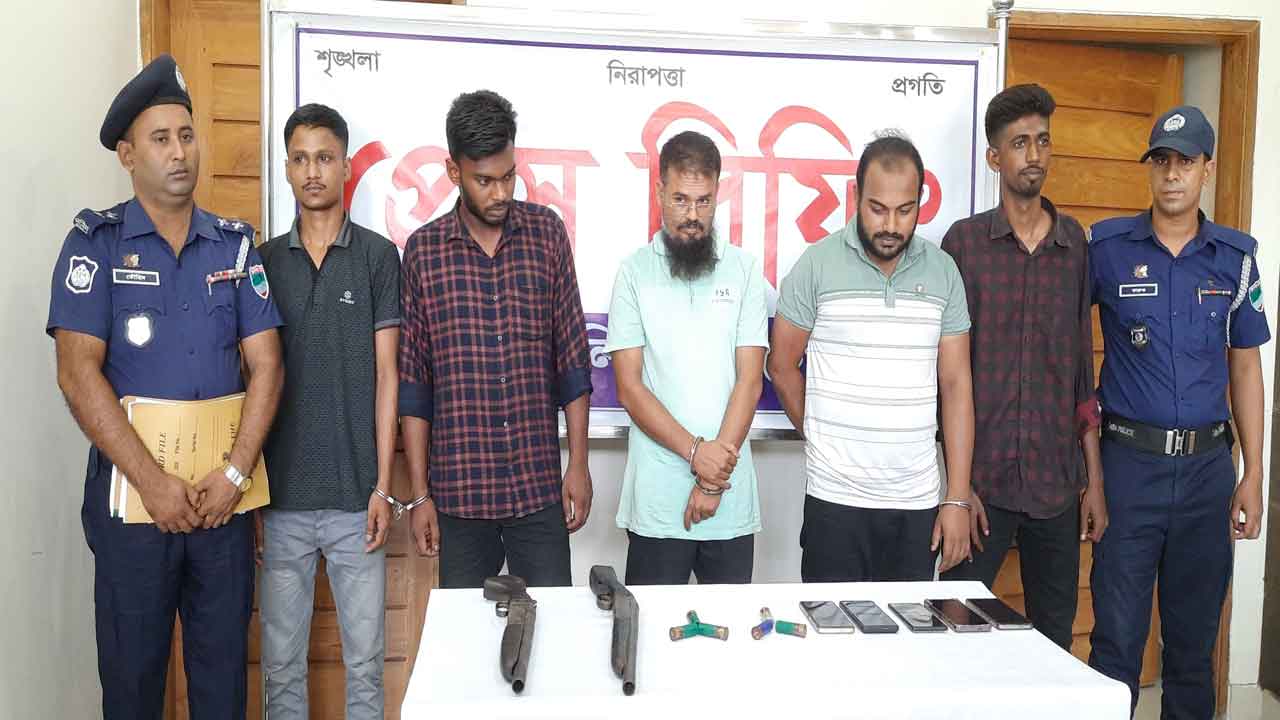 বাগেরহাটে আগ্নেয়াস্ত্রসহ পাঁচ জনকে আটক করেছে পুলিশ।