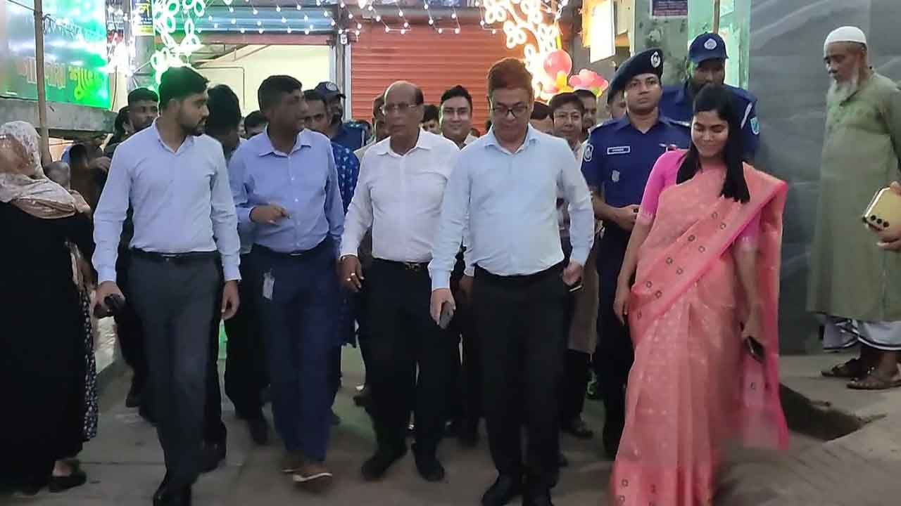 নরসিংদী শহরের সেবা সংঘ পূজামণ্ডপ পরিদর্শনে যান লেফটেন্যান্ট জেনারেল (অব.) আব্দুল হাফিজ।