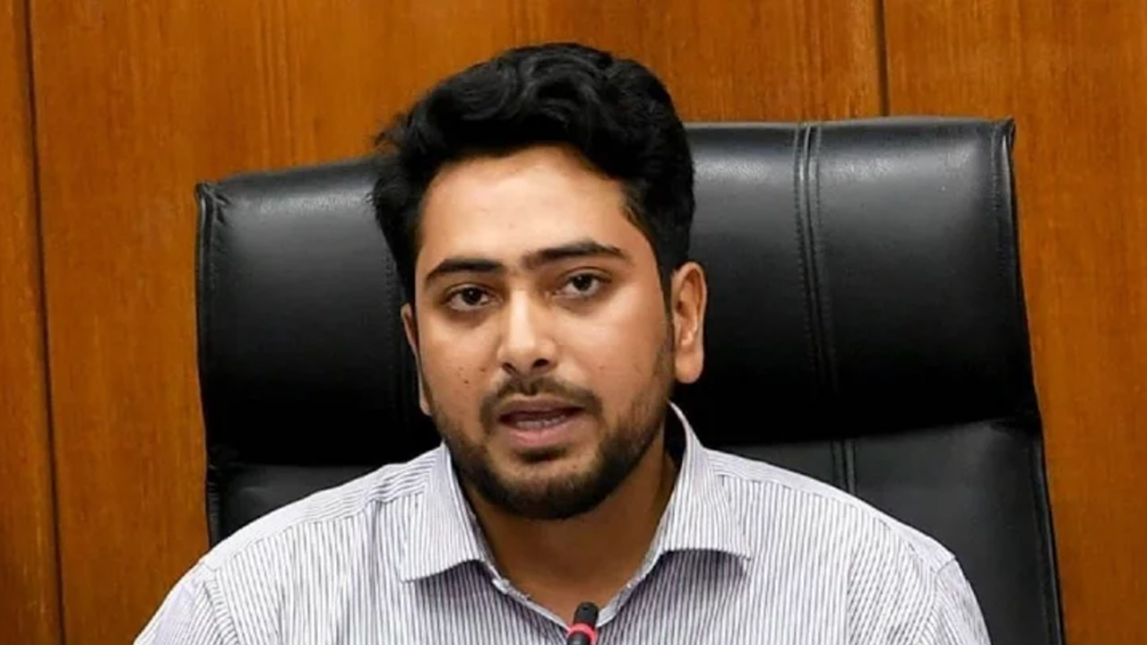 সংবিধান দেয়ালে দেয়ালে লেখা হয়ে গেছে: উপদেষ্টা নাহিদ