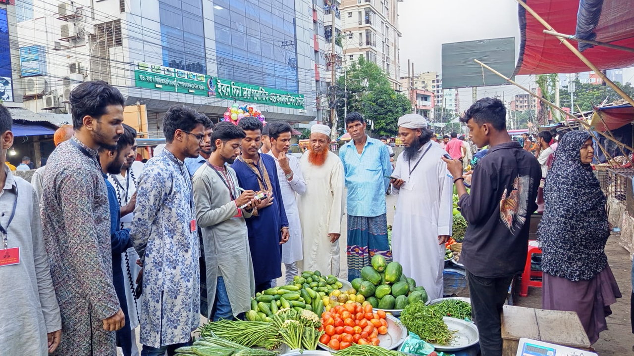 কুমিল্লায় দ্রব্যমূল্য নিয়ন্ত্রণে বাজার মনিটরিংয়ে শিক্ষার্থীরা