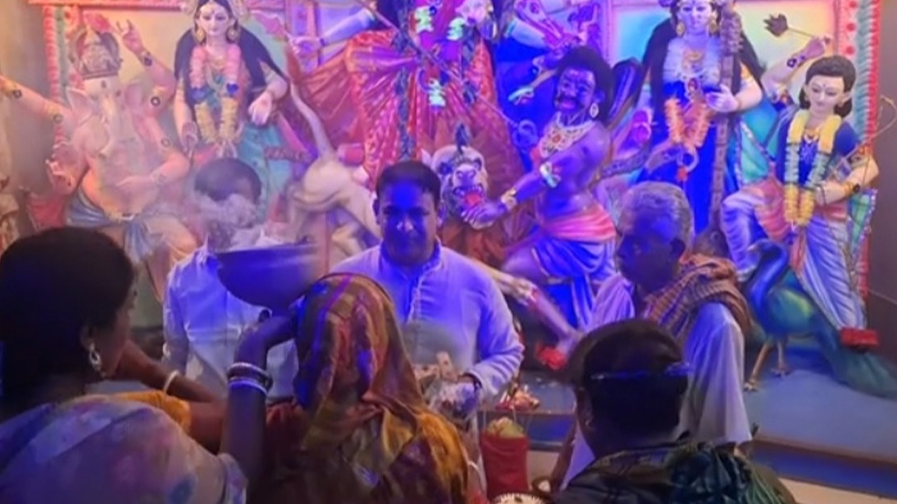 মাদারীপুরে দুর্গাপূজা পরিদর্শন করলেন বিএনপি নেতা