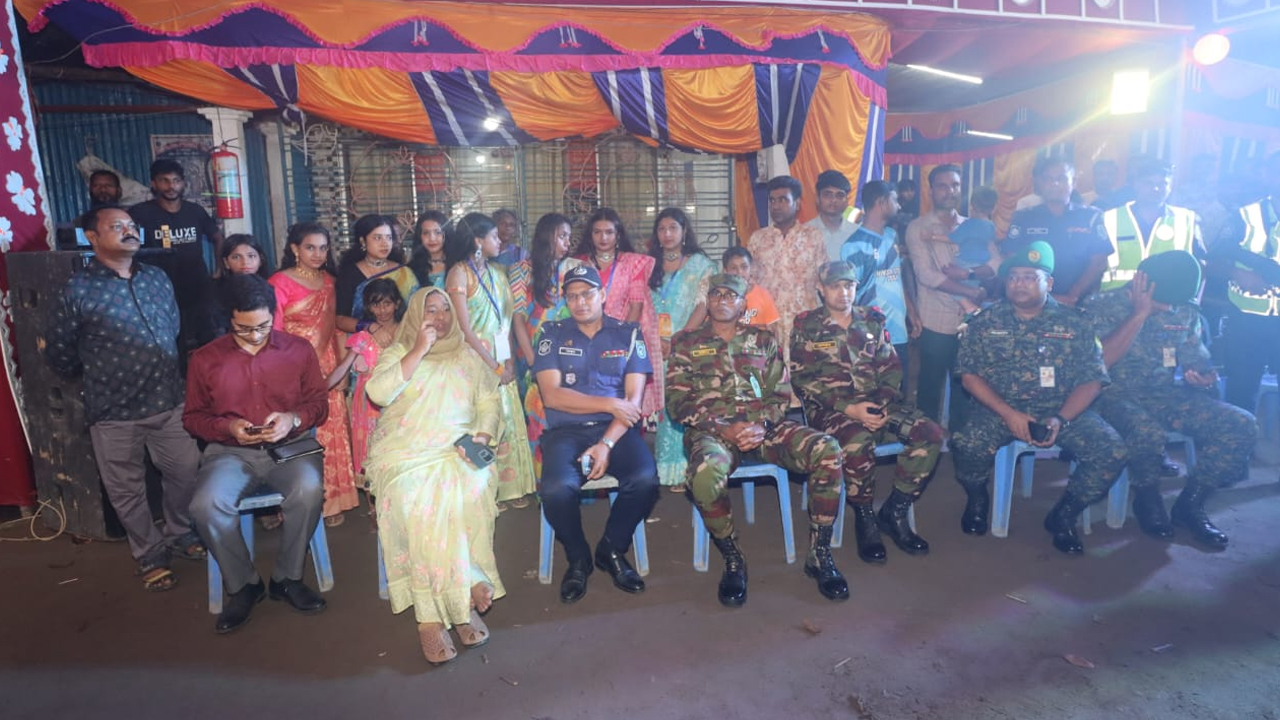 কুড়িগ্রামে পূজামণ্ডপে সেনাবাহিনীর পরিদর্শন