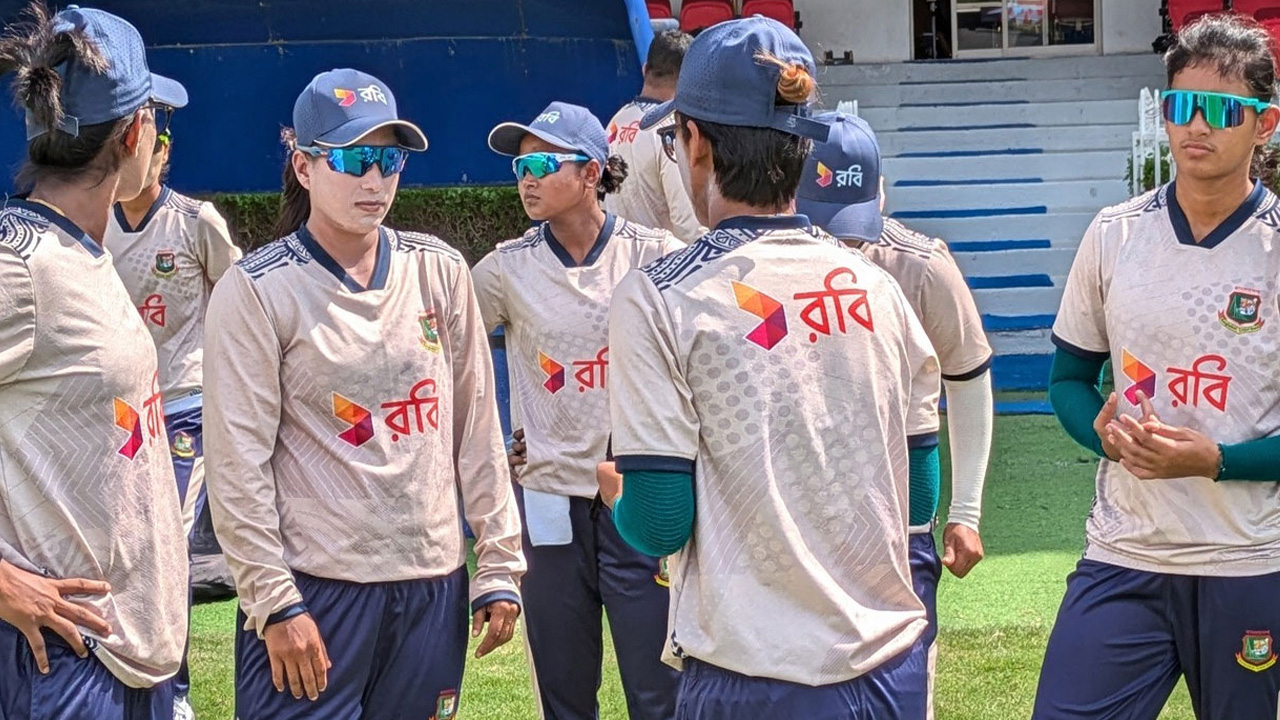 ব্যর্থ বিশ্বকাপ শেষে দেশে ফিরল বাংলাদেশ নারী দল