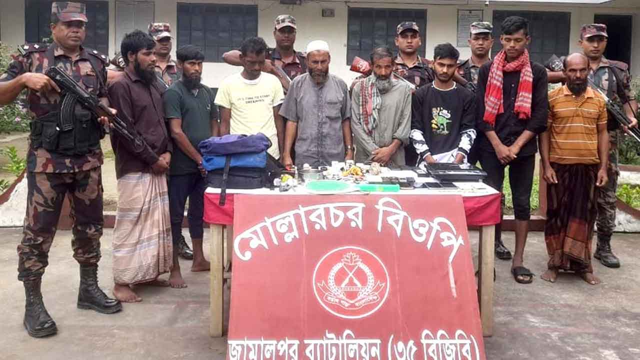 রৌমারী সীমান্তে বিজিবির হাতে ৮ বাংলাদেশি আটক