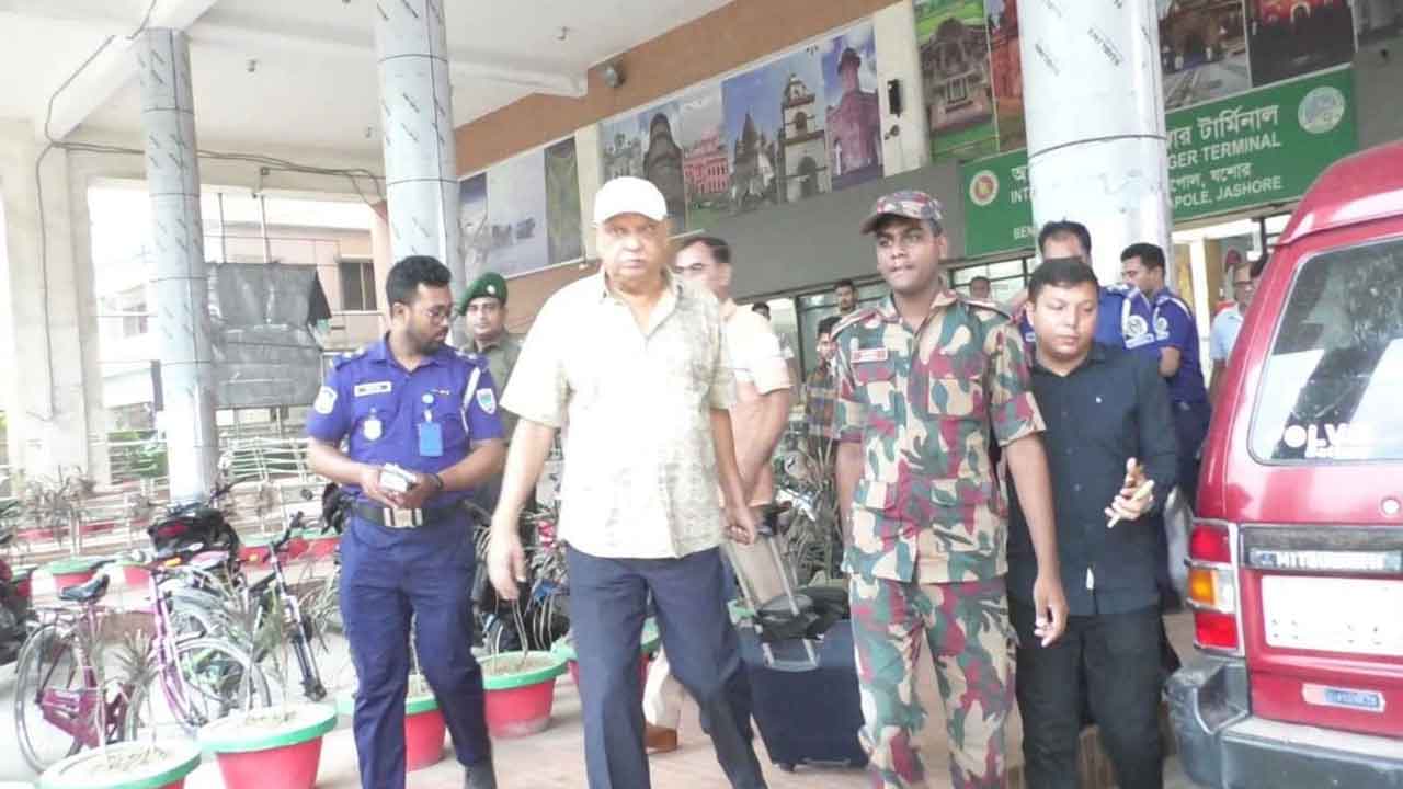 আ. লীগ নেতা চন্দন কুমার পাল বেনাপোল থেকে আটক 