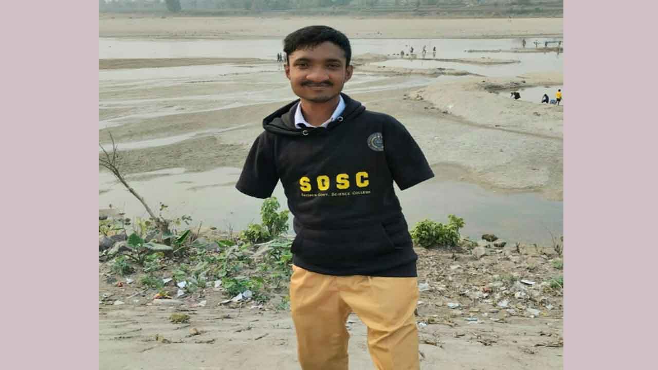 পা দিয়ে লিখে এইচএসসিতে গোল্ডেন জিপিএ-৫ পেলেন মানিক&nbsp;