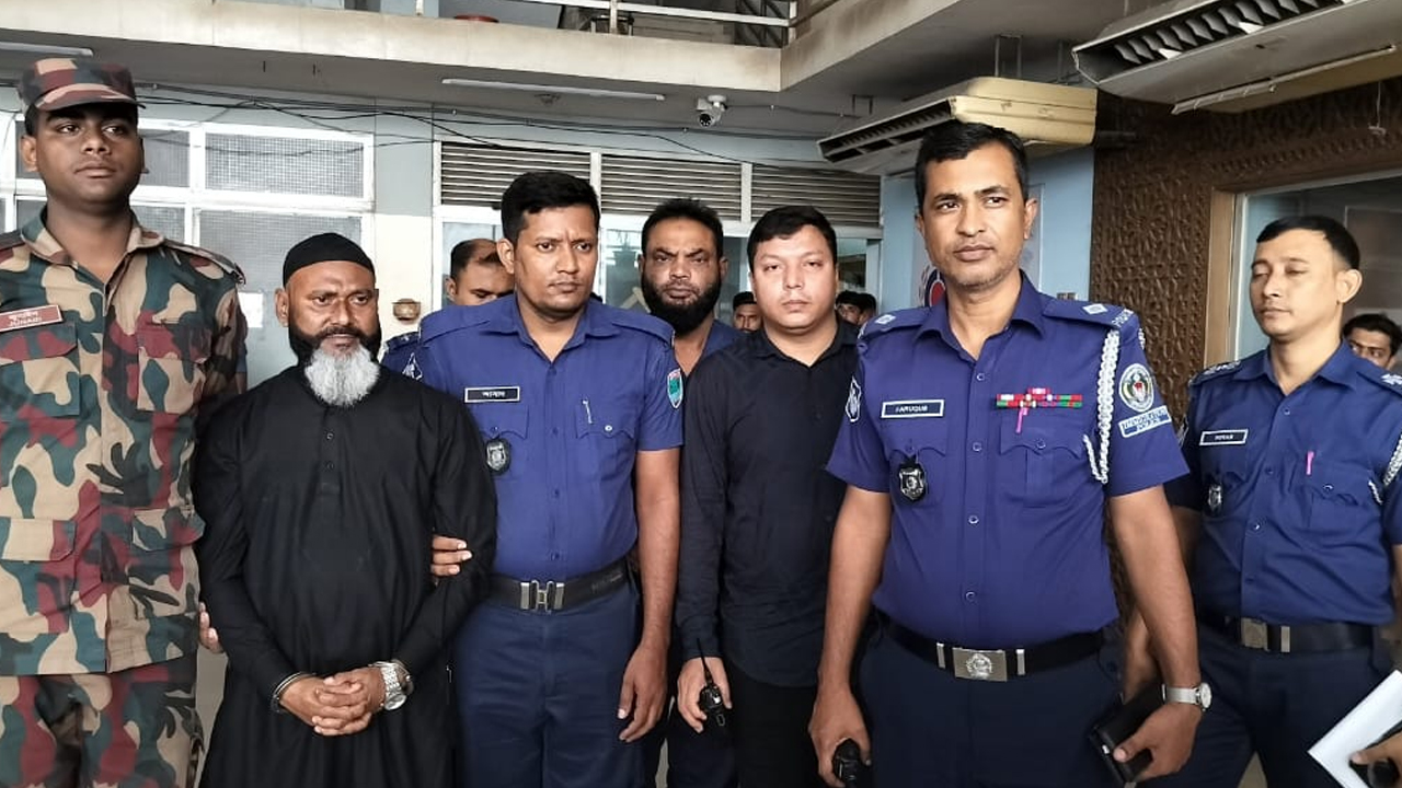 ভারতে পালানোর সময় স্বেচ্ছাসেবক লীগ নেতা আটক