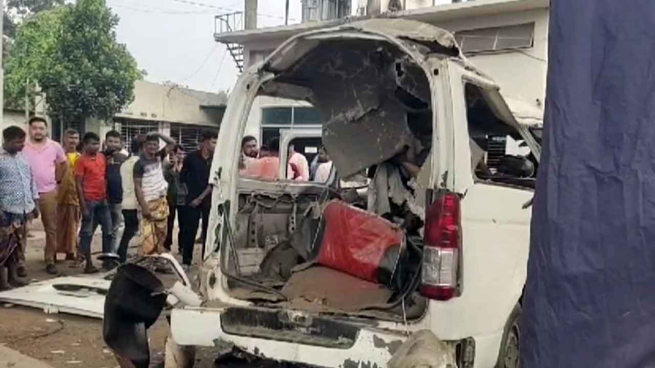 মাইক্রোবাসের গ্যাস সিলিন্ডার বিস্ফোরণে চালকের মৃত্যু