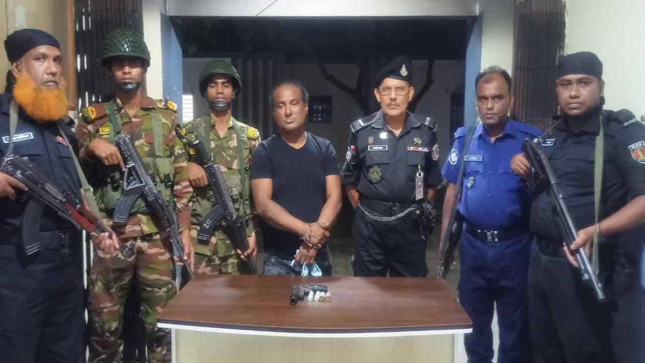 জেলা শহরের মধ্যপাড়া এলাকা থেকে সুমন মিয়াকে গ্রেপ্তার করা হয়।