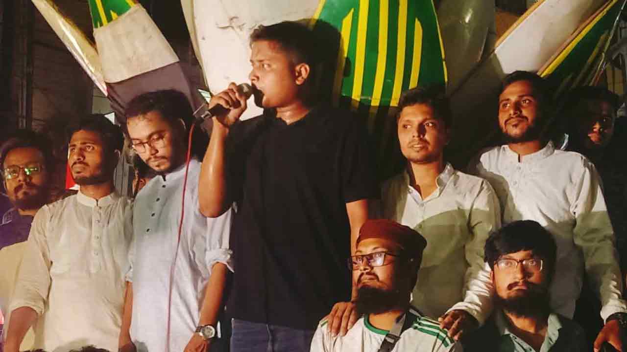 বক্তব্যকালে বৈষম্যবিরোধী ছাত্র আন্দোলনের কেন্দ্রীয় সমন্বয়ক হাসনাত আবদুল্লাহ