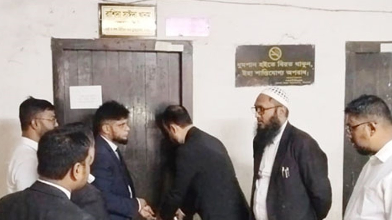 সিলেট আদালতে দুই পিপির কক্ষে তালা দিলেন আইনজীবীরা