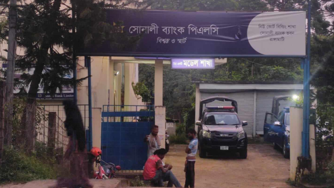 রাঙামাটিতে ব্যাংক কর্মকর্তার ঝুলন্ত মরদেহ উদ্ধার