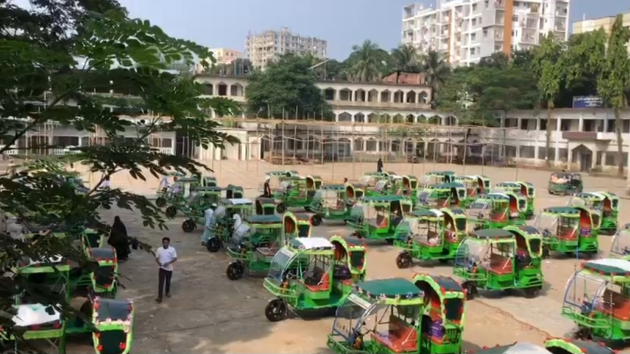 বন্যায় ক্ষতিগ্রস্ত ৪০ জন পেলেন আস সুন্নাহর অটোরিকশা