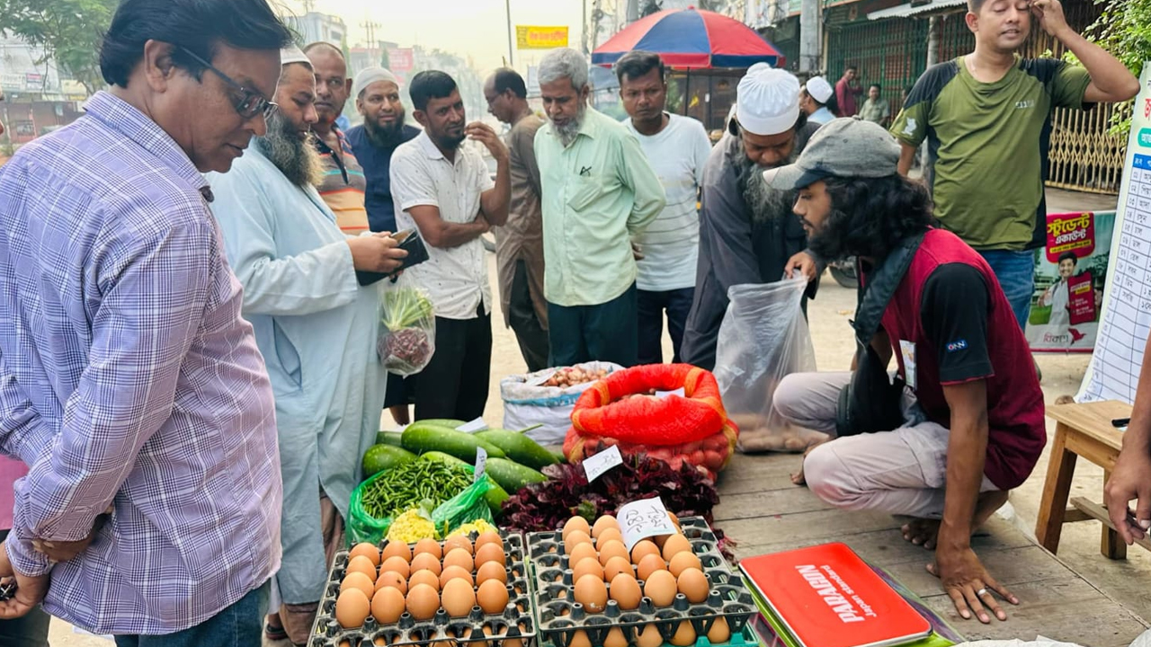 দ্রব্যমূল্য নিয়ন্ত্রণে শিক্ষার্থীদের জনতার বাজার