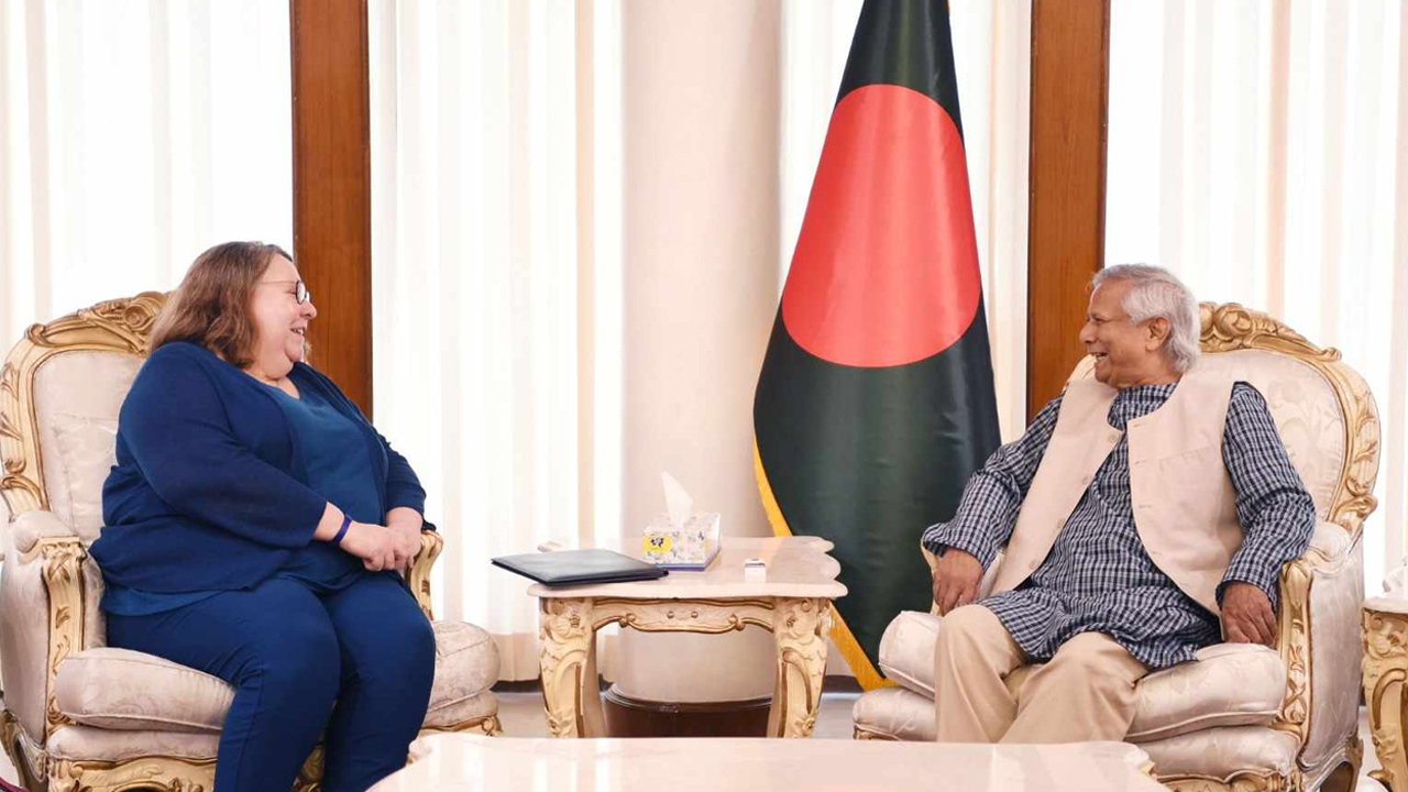 প্রধান উপদেষ্টার সঙ্গে মার্কিন চার্জ দ্য অ্যাফেয়ার্সের সাক্ষাৎ