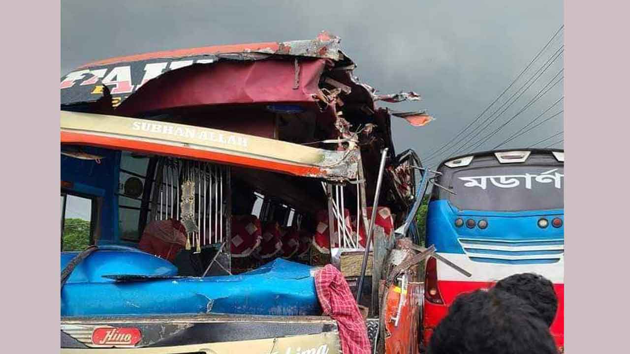 নরসিংদীতে দুই বাসের মুখোমুখি সংঘর্ষে নিহত ১&nbsp;