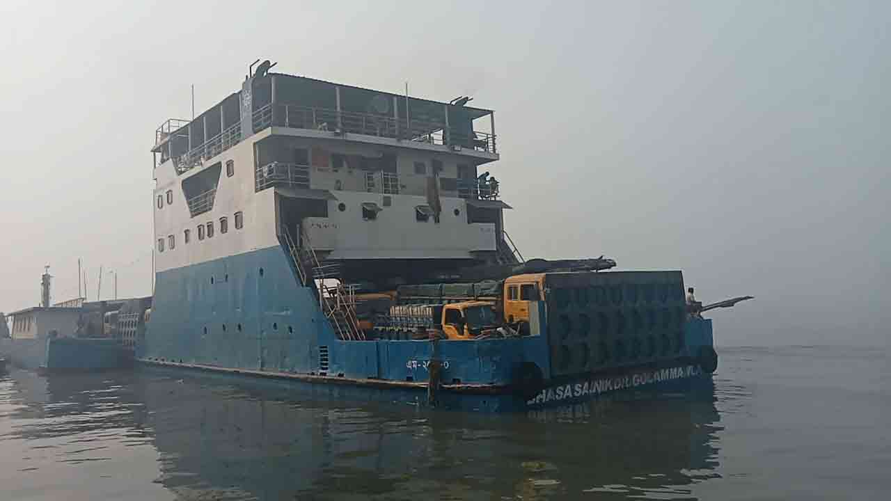 ঘুর্ণিঝড় দানার আঘাত, শরীয়তপুর-চাঁদপুর রুটে ফেরি চলাচল বন্ধ