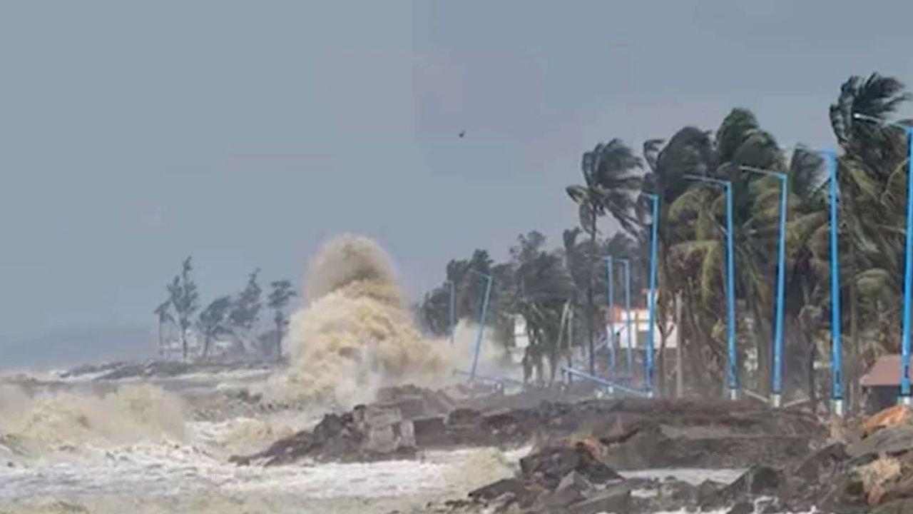 উপকূলে আঘাত হেনেছে ঘূর্ণিঝড় দানা