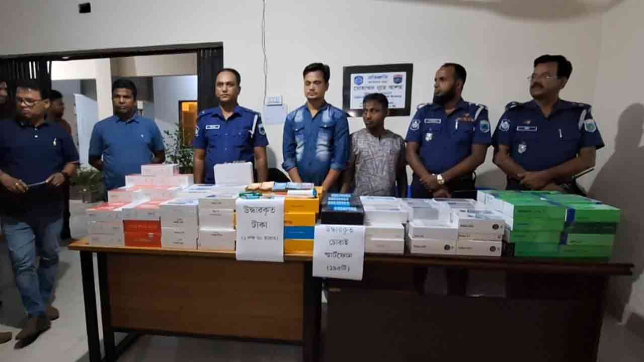 জয়পুরহাটে ৬০ লাখ টাকার মোবাইল চুরি, ২ চোর গ্রেপ্তার