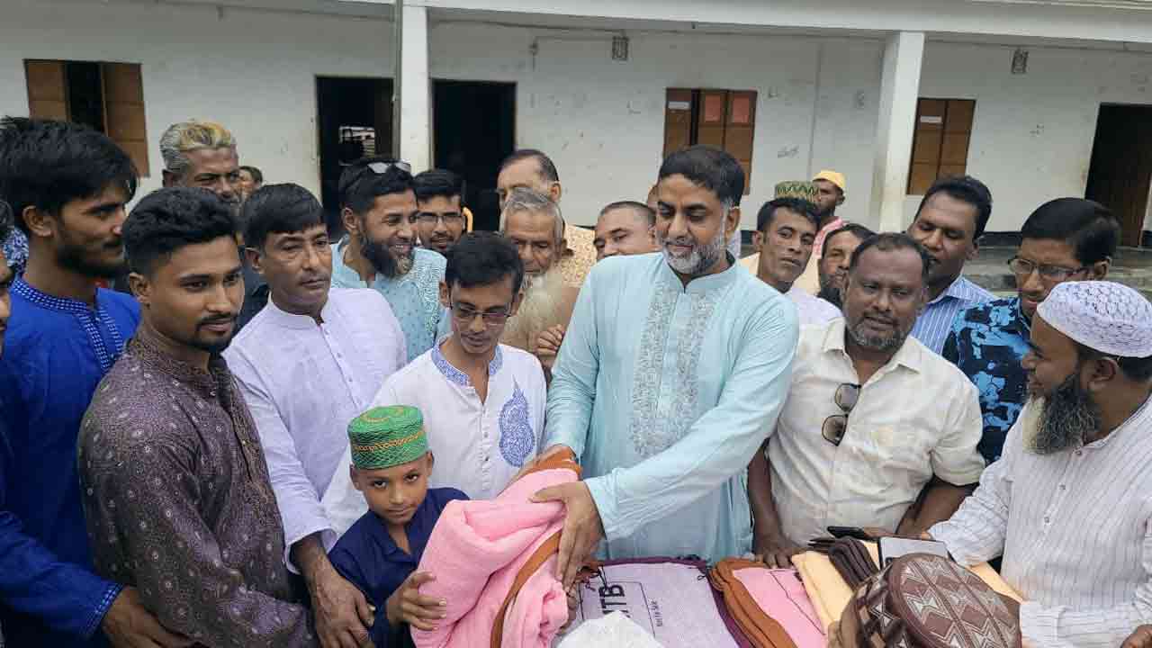 সাঘাটায় বিনামূল্যে হজের টিকিট, বগুড়ায় চিকিৎসা সেবা