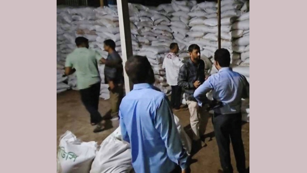 ফরিদপুরে অবৈধ মজুত করা ৪ হাজার বস্তা সার জব্দ