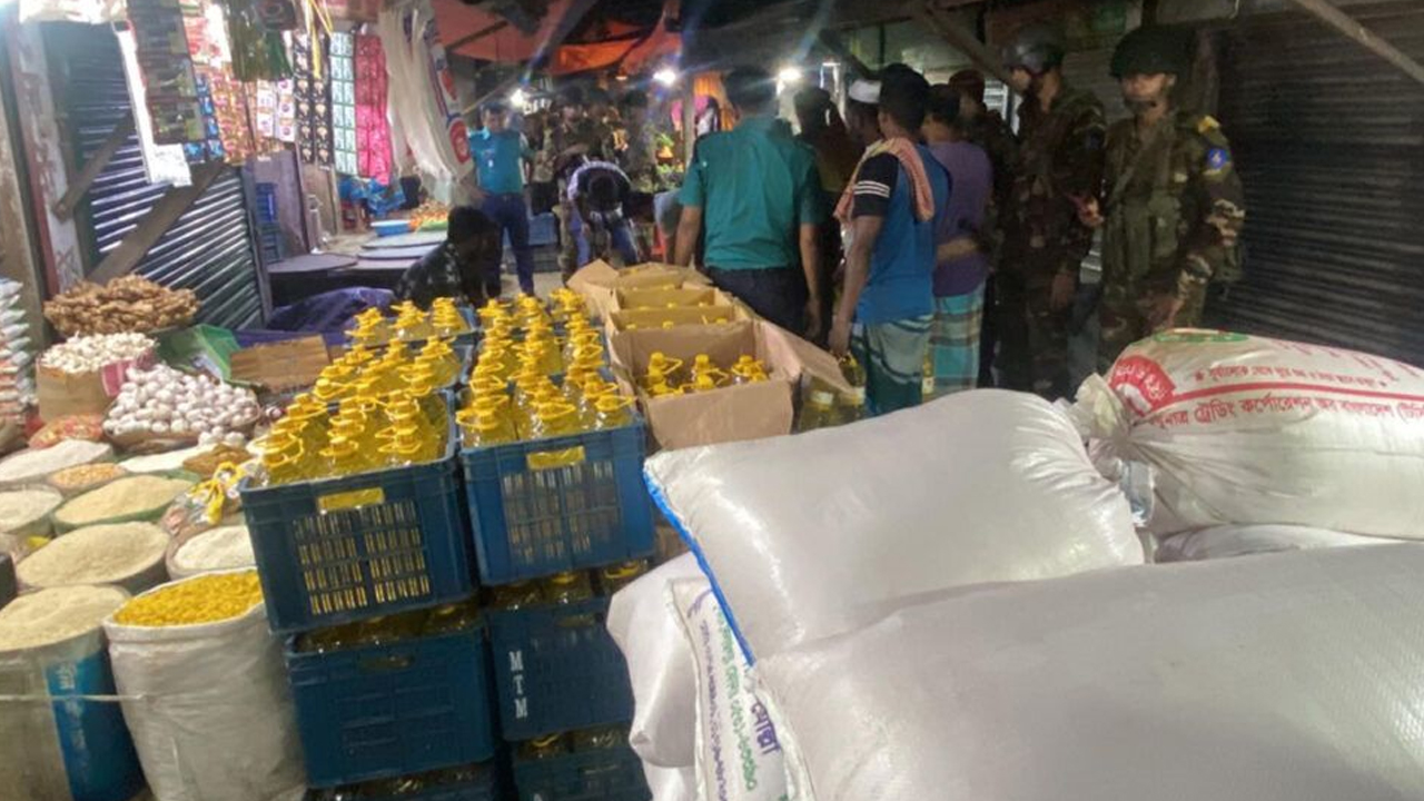 লালবাগে যৌথবাহিনীর অভিযানে টিসিবির পণ্য জব্দ, গ্রেপ্তার ২
