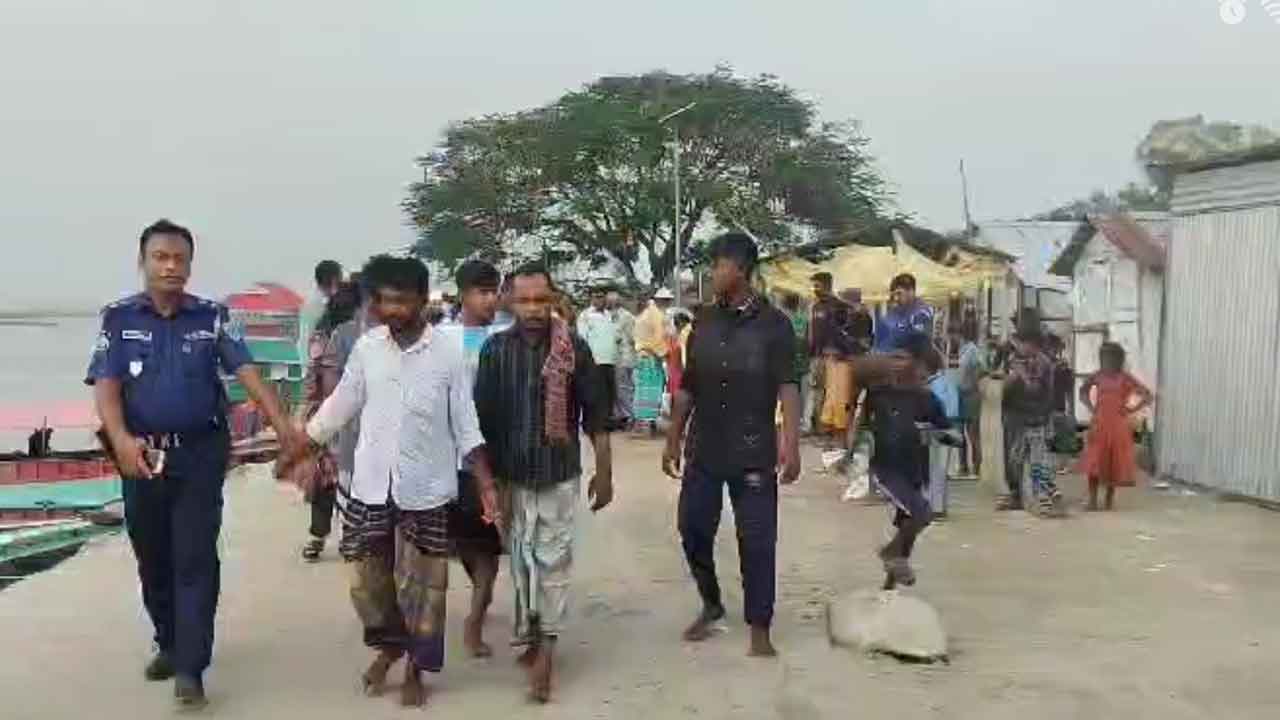 পদ্মায় মা ইলিশ শিকার করায় ৩ জেলেকে জরিমানা, কারেন্ট জাল জব্দ