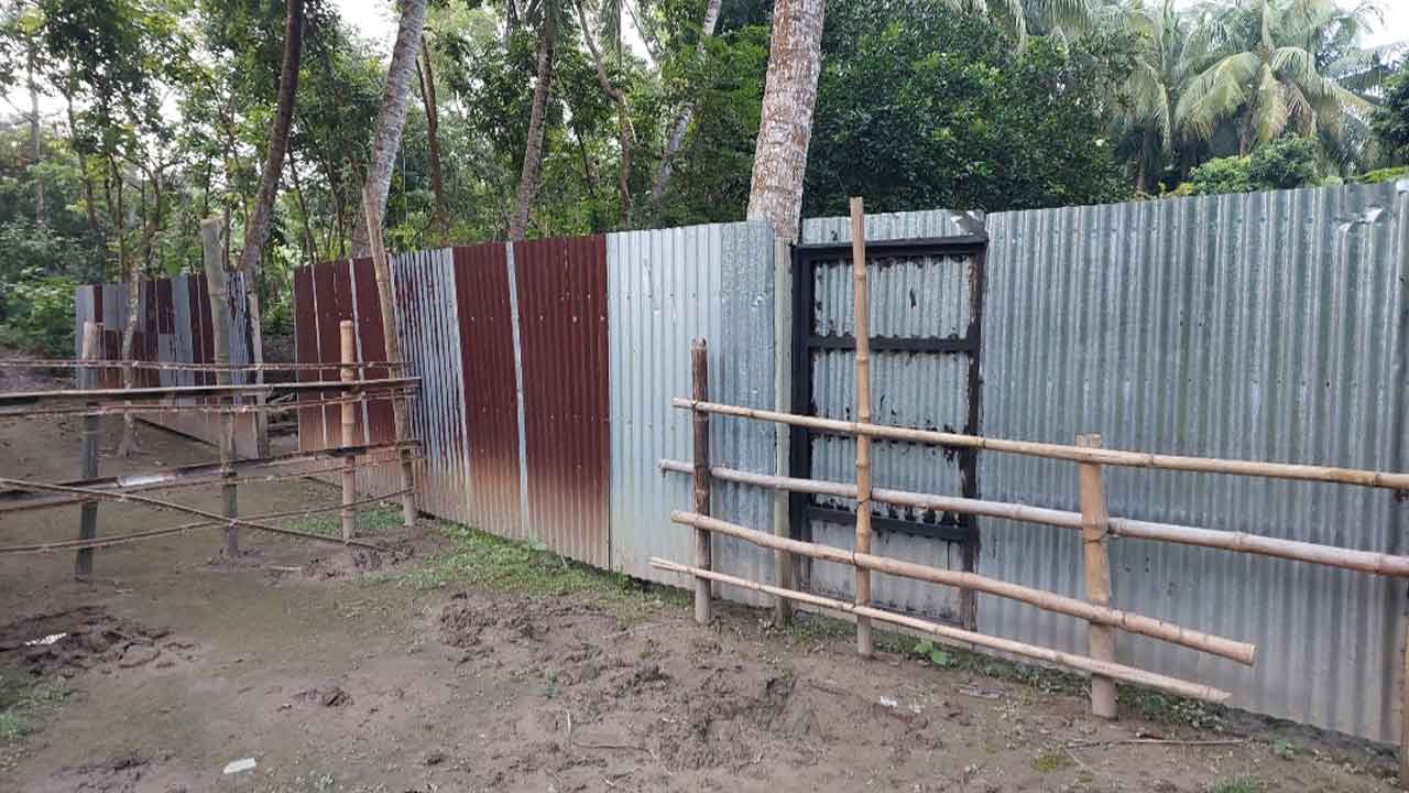 রাস্তায় দেওয়া বাঁশের বেড়া