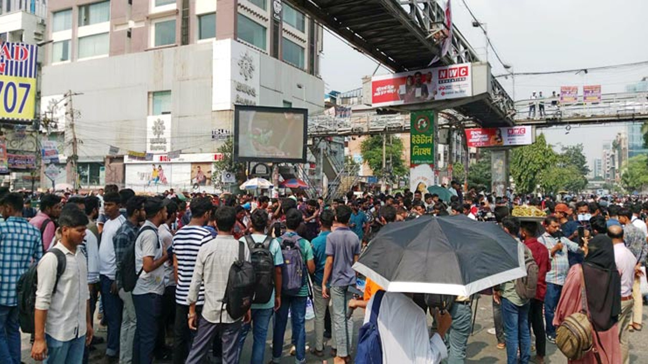 ফের সায়েন্সল্যাব মোড় অবরোধ করেছে ৭ কলেজের শিক্ষার্থীরা