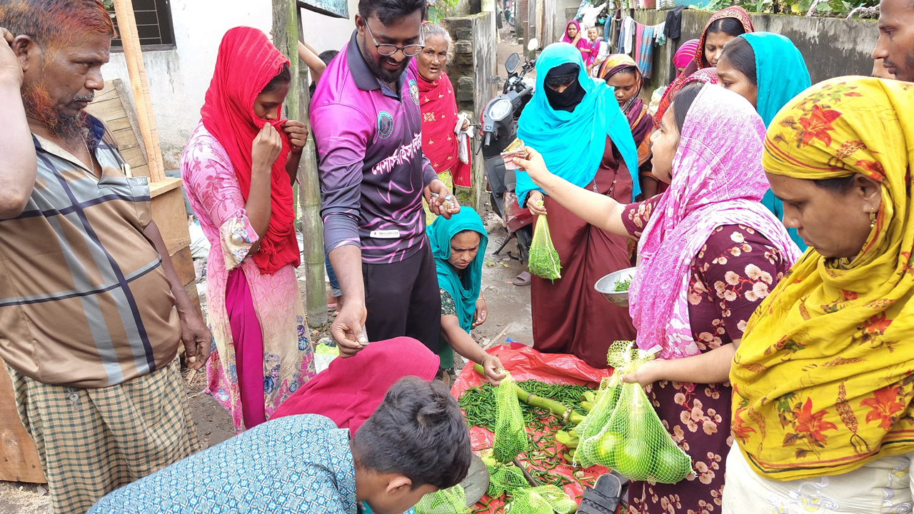 বরিশালে শিক্ষার্থীদের ন্যায্য মূল্যের দোকান