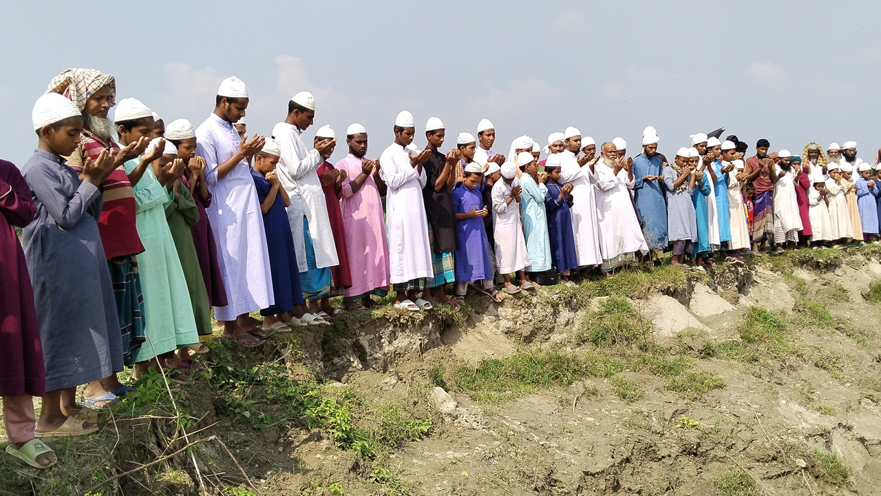 নদী ভাঙন থেকে রক্ষা পেতে মোনাজাত