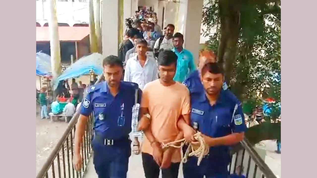 আহসান হাবীবকে মৃত্যুদণ্ড ও অর্থদণ্ড দিয়েছেন আদালত।