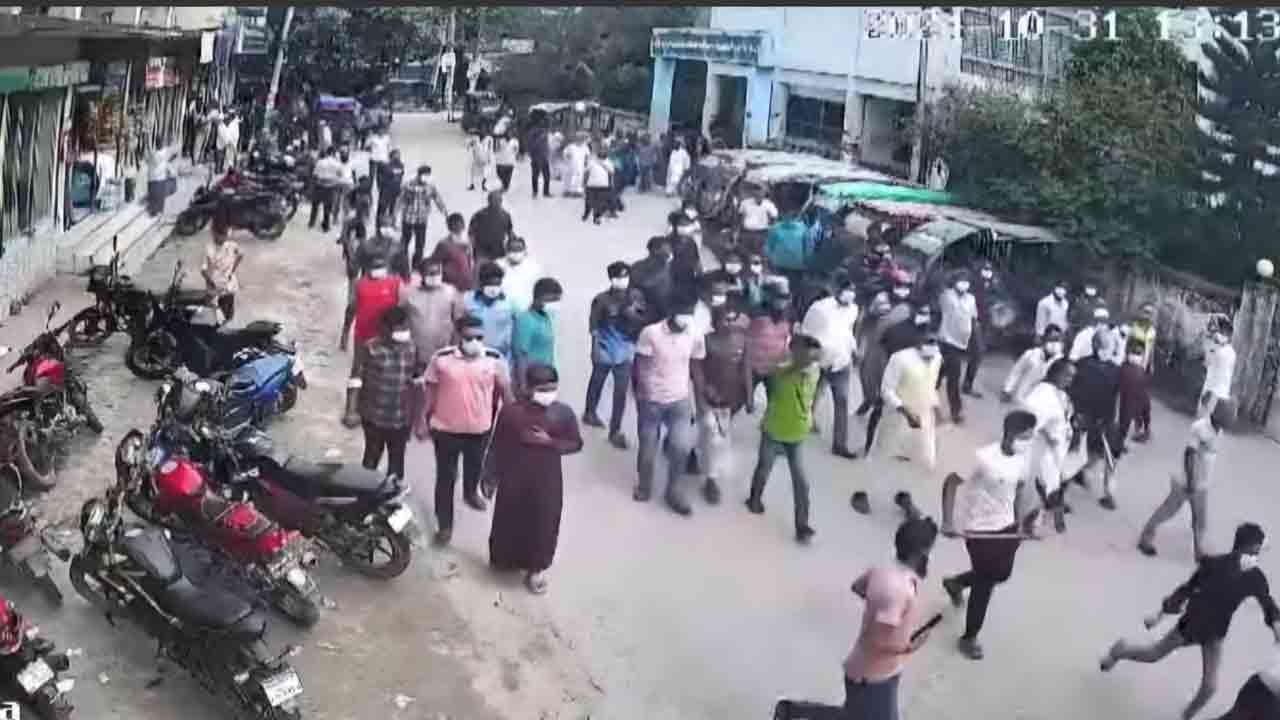 হাসপাতালে ঢুকে কর্মকর্তাদের মারধর ও জুতার মালা পরিয়ে ঘুরিয়েছে দুর্বৃত্তরা