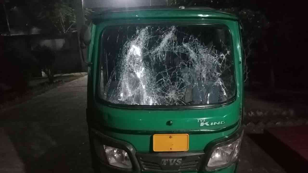 আ. লীগ নেতাকে ধরতে গিয়ে হামলার শিকার ৬ পুলিশ সদস্য &nbsp;