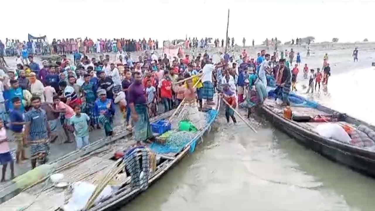 পদ্মা নদীর চরজানাজাত এলাকার হীরাখাঁর বাজার নামক স্থানে এ ঘটনা ঘটে।
