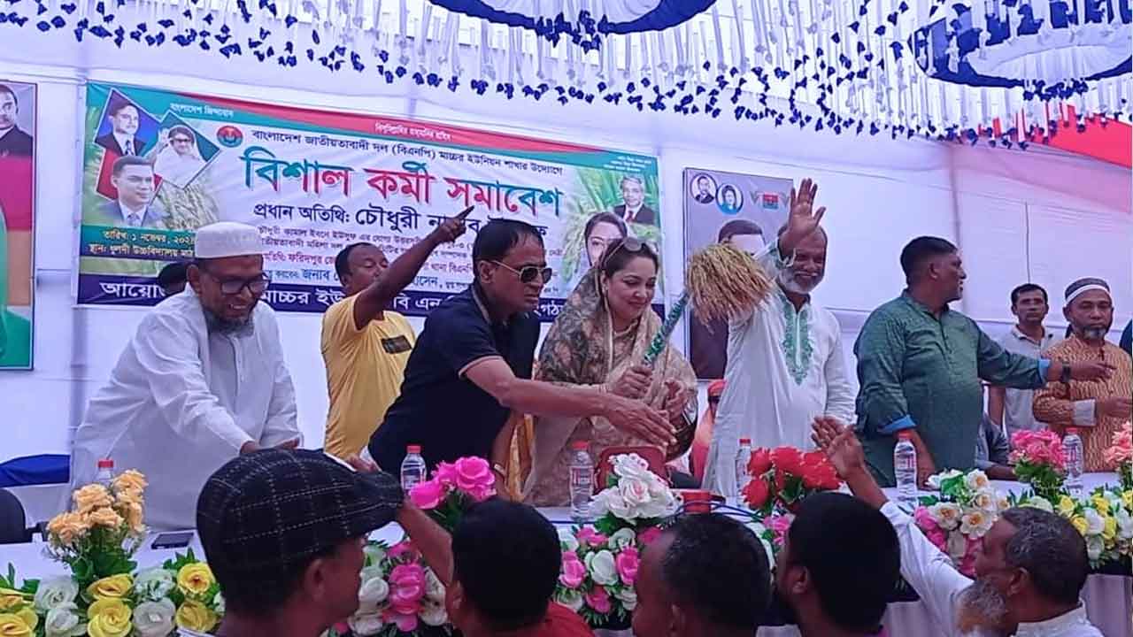 ধুলদি উচ্চ বিদ্যালয় মাঠে এ কর্মী সমাবেশ অনুষ্ঠিত হয়।