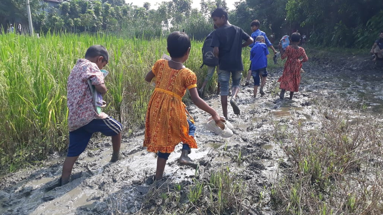 ১০০ মিটার রাস্তার জন্য চরম ভোগান্তিতে গ্রামবাসী