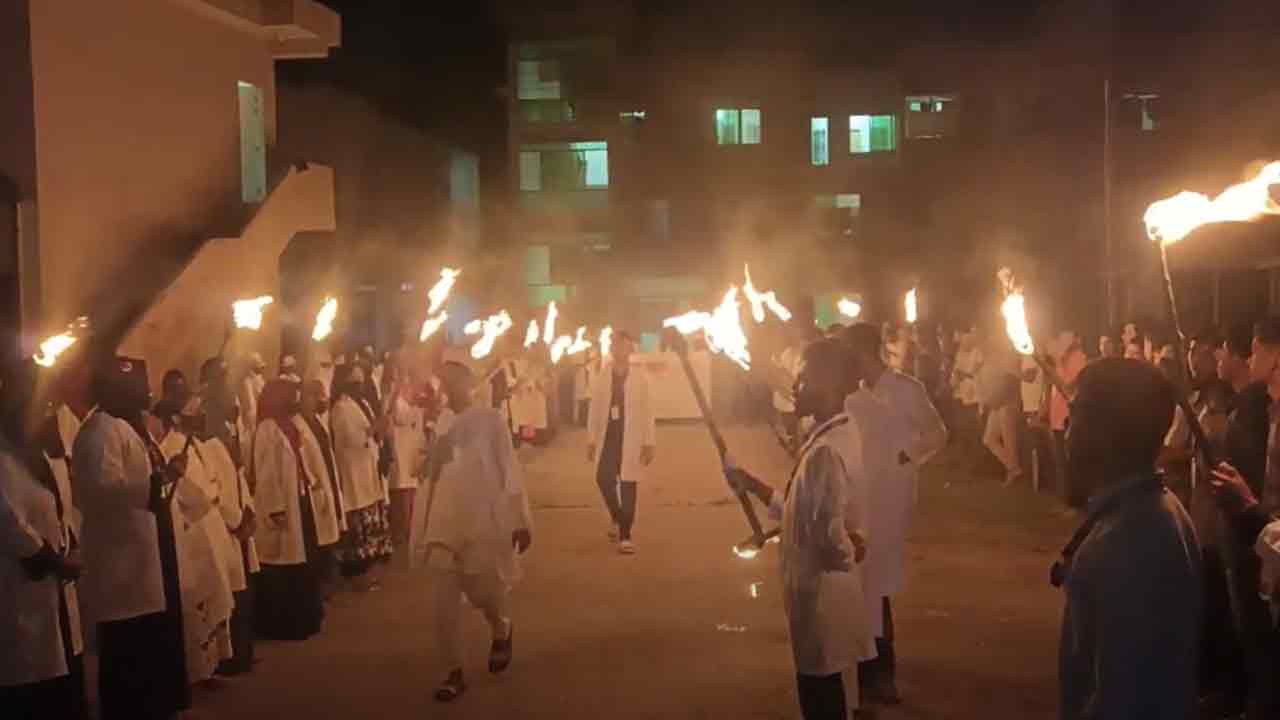 মশালসহ ব্যানার, পোস্টার ও ফেস্টুন হাতে শতাধিক শিক্ষার্থী অংশগ্রহণ করেন।