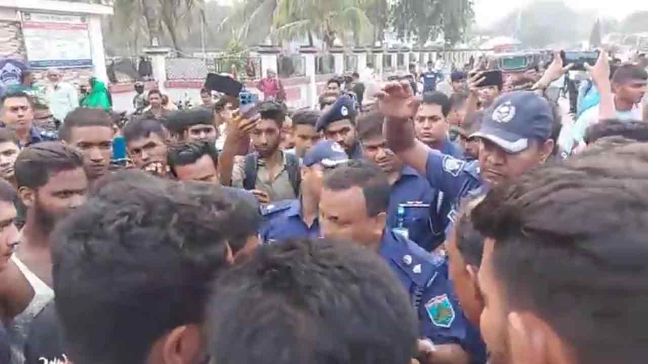 পুলিশ কনস্টেবল নিয়োগে অনিয়মের অভিযোগ এনে চাকরির আবেদনকারীদের বিক্ষোভ।