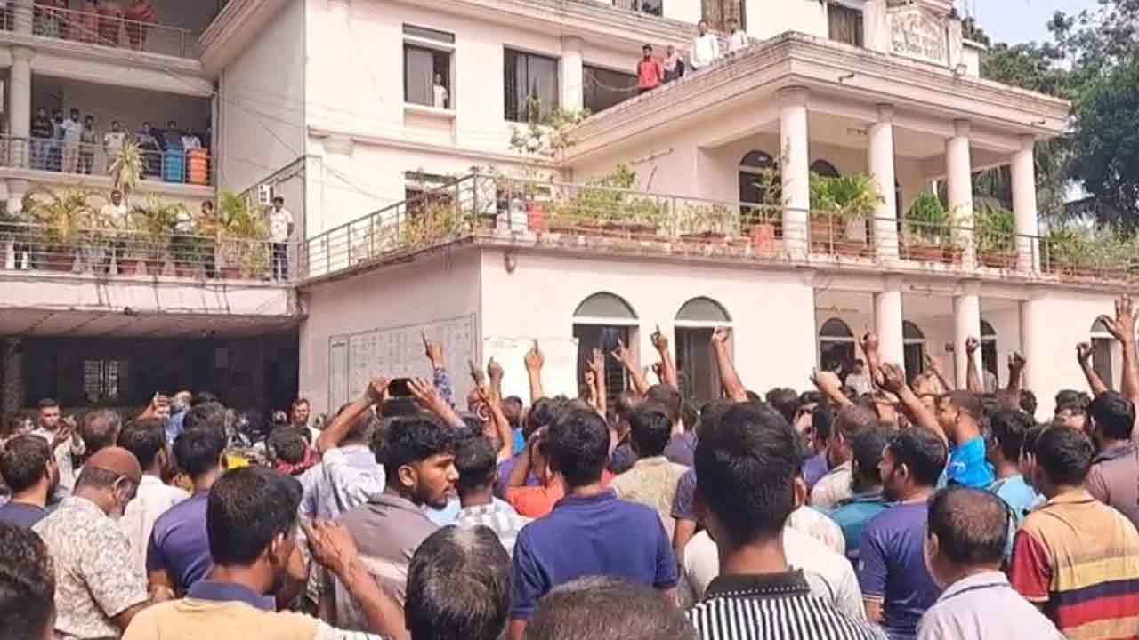 সদর উপজেলা ইজিবাইক মালিক শ্রমিক ঐক্য পরিষদের উদ্যোগে মিছিল বের হয়।