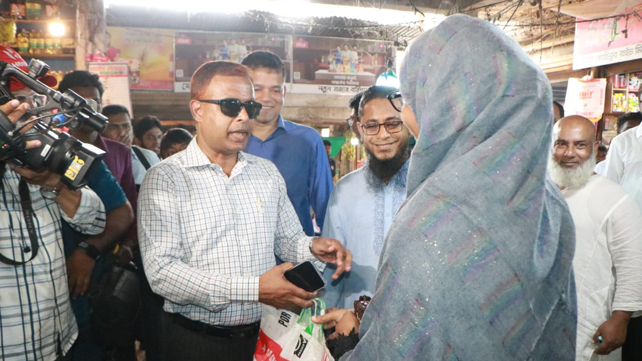 বরিশালে পলিথিনের বিরুদ্ধে অভিযান