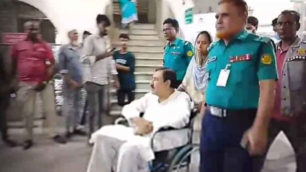 হঠাৎ অসুস্থ শাহজাহান খান, ভর্তি হাসপাতালে