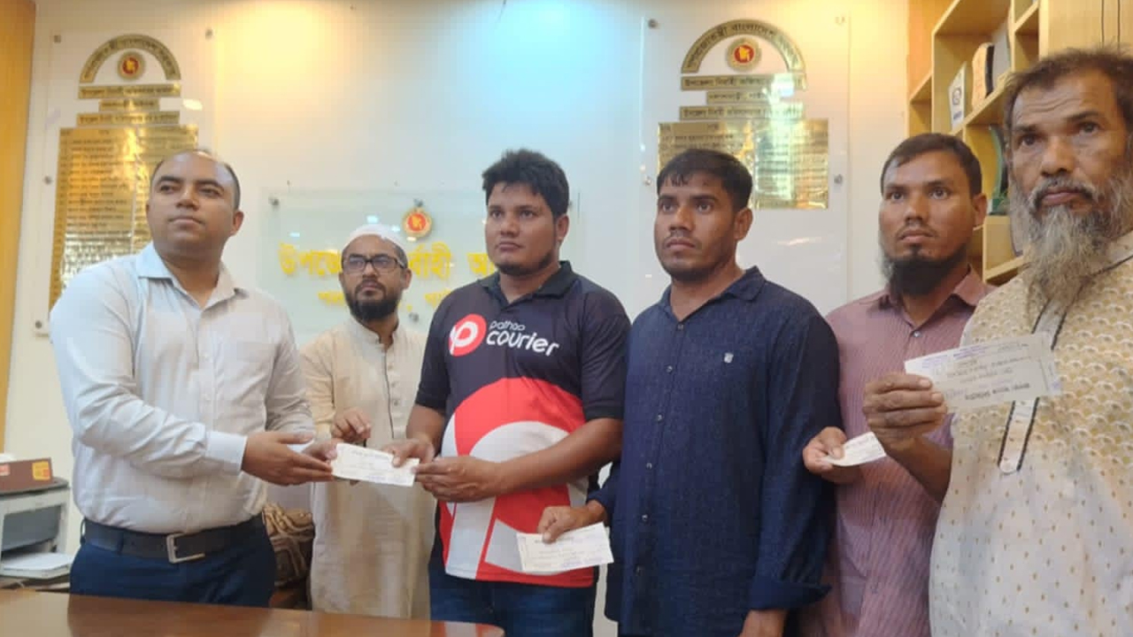 ক্ষতিগ্রস্ত ৪টি পরিবারকে আর্থিক সহায়তা প্রদান