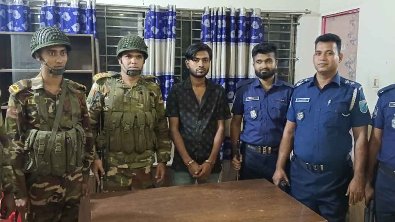 গজারিয়ায় যৌথ বাহিনীর অভিযানে ভুয়া ক্যাপ্টেন আটক