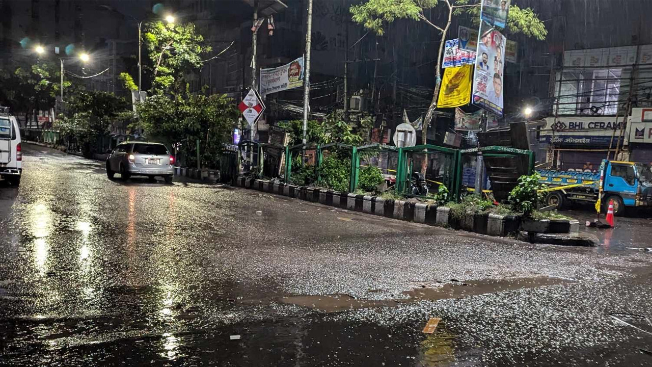 রাজধানীতে থেমে থেমে বিকট শব্দে বজ্রপাত ও শিলাবৃষ্টি