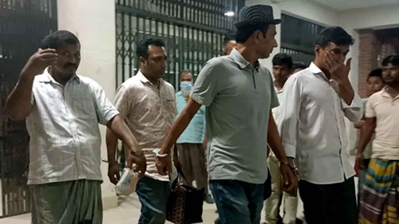 সাংবাদিকের বাড়িতে ভাঙচুর, স্বেচ্ছাসেবক লীগ নেতাসহ জেলহাজতে ৩