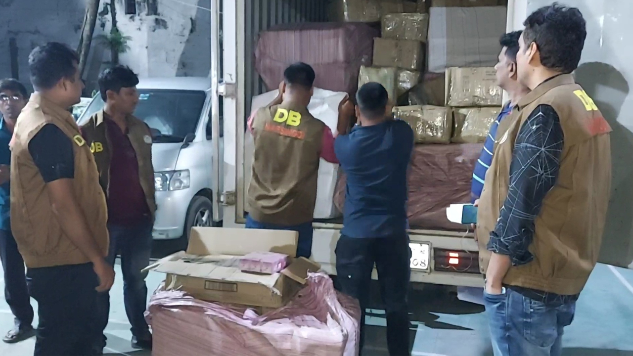 কাভার্ডভ্যানে মিলল বিপুল পরিমাণ অবৈধ ভারতীয় প্রসাধনী, আটক ২